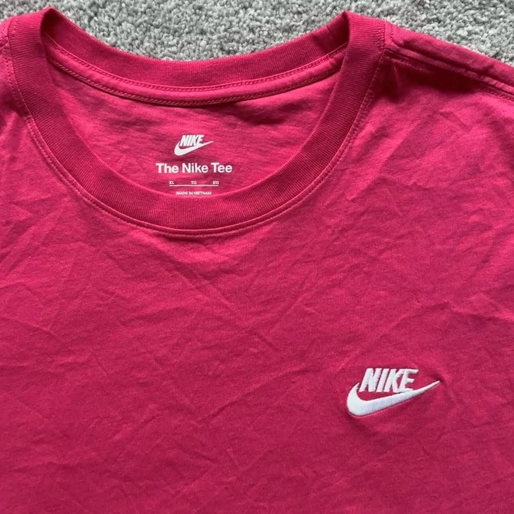 NWOT Nike Men's Sportswear Club Deep Pink Tee w White Embroidered Logo - Picture 3 of 3
